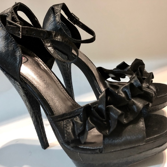 🖤 NEW Black Satin Ruffle Pumps - Picture 1 of 8